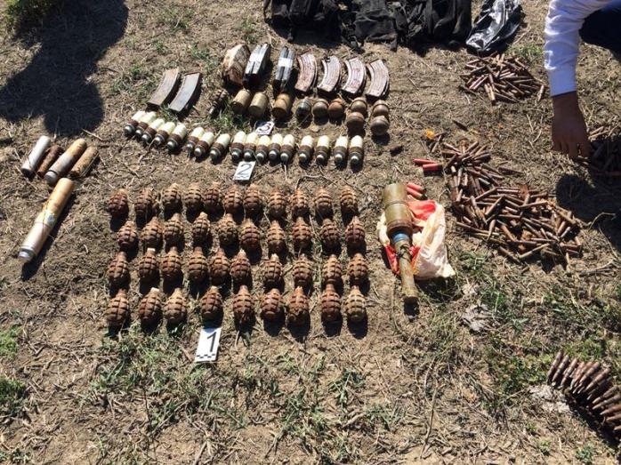 На Донеччині виявлено схованку з кількома тисячами боєприпасів