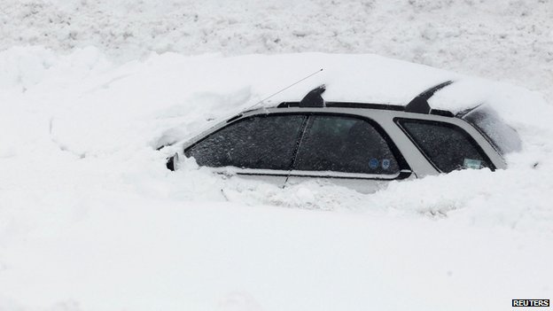 Из-за снежного шторма в США некоторые люди застряли в своих автомобилях на день-полтора.
