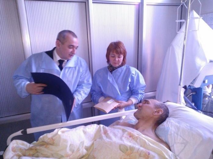 Военный прокурор посетил Героя Украины в госпитале и передал финпомощь (ФОТО)