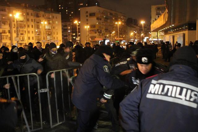 Милиционера, избившего противника концерта Лорак, уволят — МВД