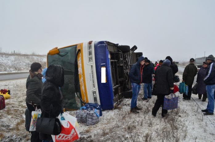 В Харьковской области перевернулся автобус, пострадали 11 человек
