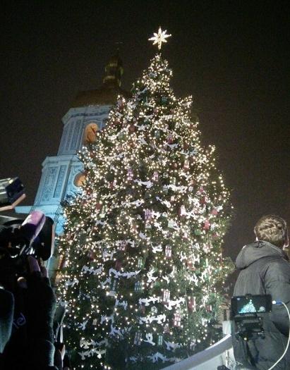 В Киеве на Софийской площади зажгли главную елку страны (ВИДЕО)