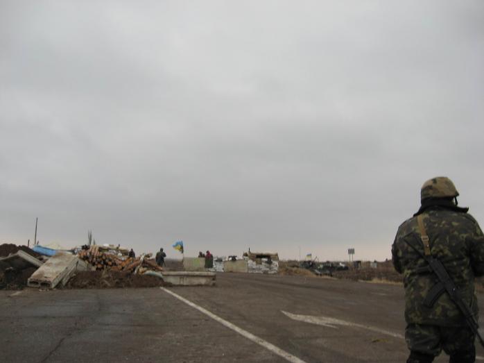 В километре от блокпоста сил АТО на Луганщине выстроились российские десантники