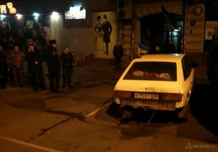 В центре Одессы подорвали автомобиль (ФОТО)