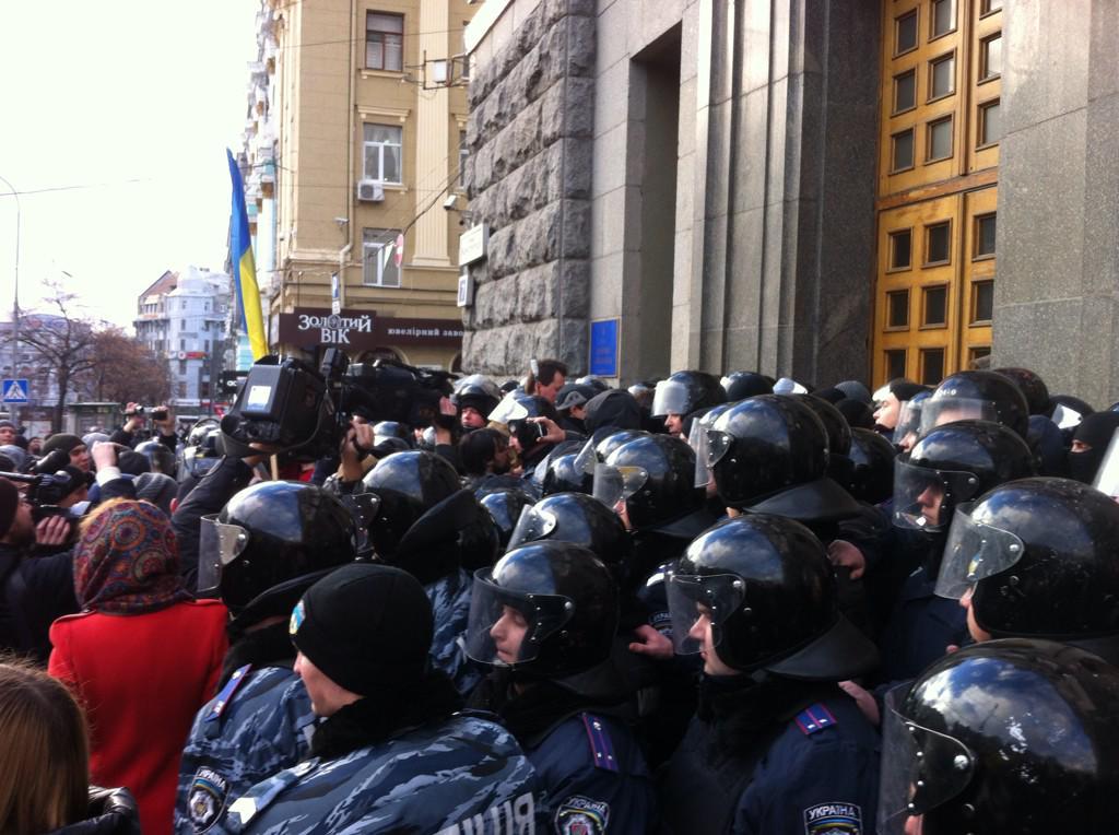 В Харькове штурмуют администрацию: 