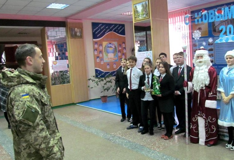 Українські військовослужбовці візьмуть шефство над маріупольськими школами. Фото прес-служби Міноборони