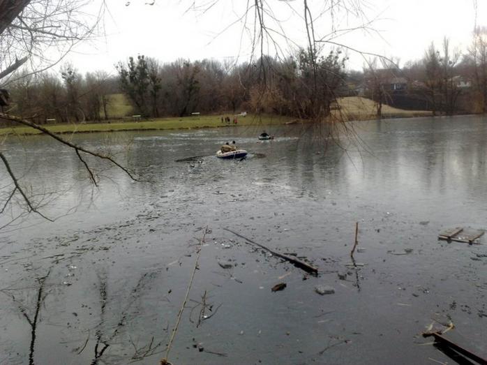 Пятеро мужчин провалились под лед на рыбалке