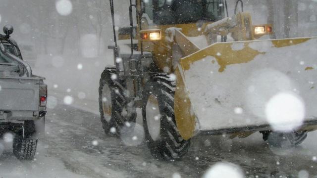 Из-за сильных снегопадов перекрыто движение транспорта в четырех областях Украины