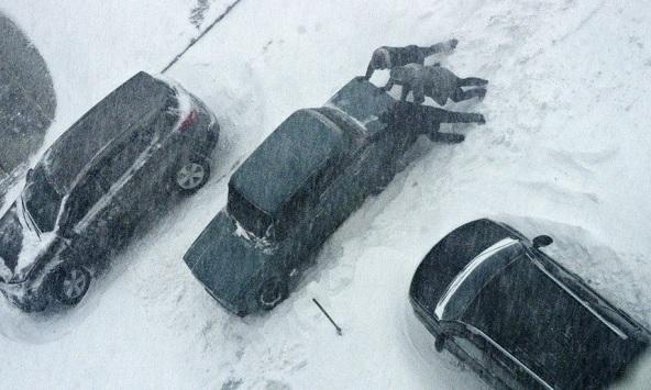 За ніч зі снігових заметів на дорогах врятували понад 5 тис. людей (ФОТО)