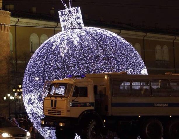 Затриманих у «ялинковій кульці» на Манежній площі в Москві випустили з поліції