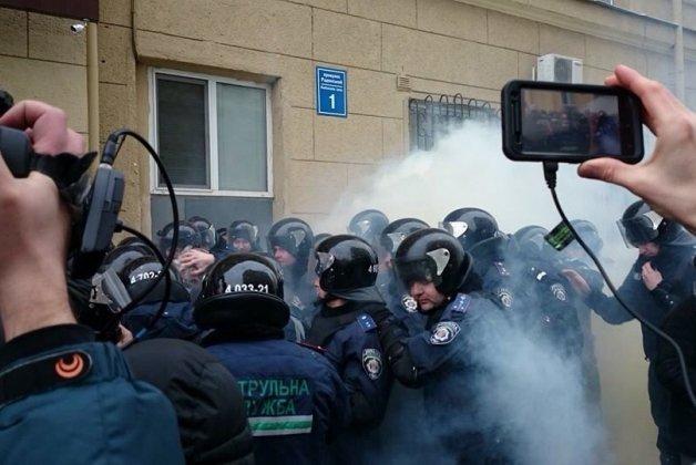 Под мэрией Харькова произошли столкновения (ФОТО, ВИДЕО)