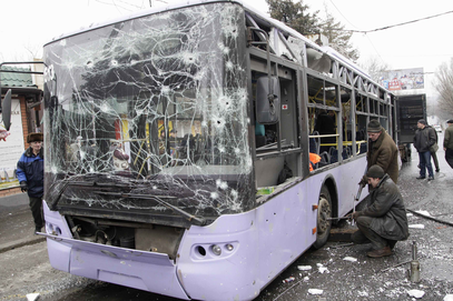 В Донецке обстреляли два автобуса, ранен водитель