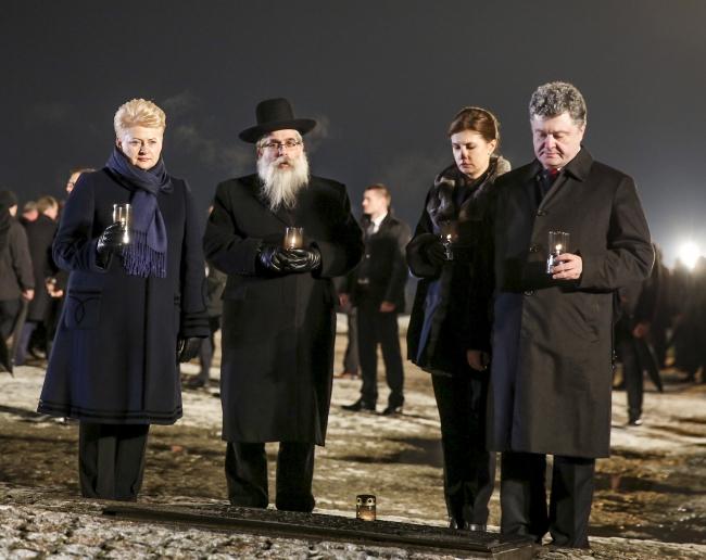 Порошенко в Освенциме предупредил мир, что агрессор Украиной не ограничится (ВИДЕО)