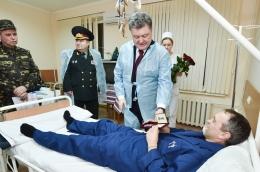 Порошенко наградил участников боев за Дебальцево и Углегорск