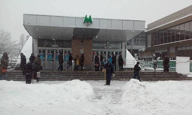 Метро Києва сьогодні працюватиме на годину довше через снігопад