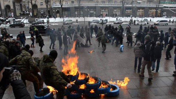 В Киеве возле мэрии жгли шины: один человек госпитализирован, четверо задержаны (ФОТО)