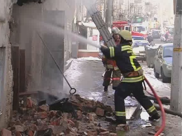 На ул. Дмитриевской в Киеве загорелся деревянный дом, обложенный кирпичом. Фото пресс-службы ГСЧС