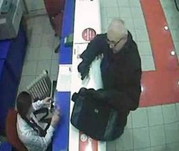 В Киеве ищут грабителя банков, который оставляет конфеты (ВИДЕО)