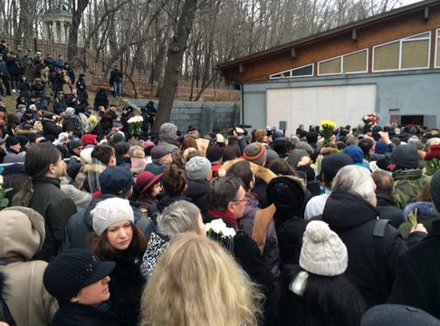 Гражданская панихида проходила возле Сахаровского центра, в котором находился гроб с телом Немцова. Фото Twitter