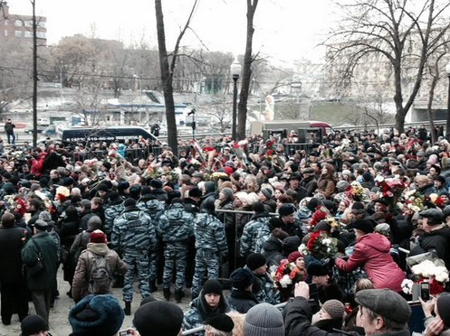 Громадська панахида проходила біля Сахаровського центру, в якому стояла труна з тілом Нємцова. Фото Twitter