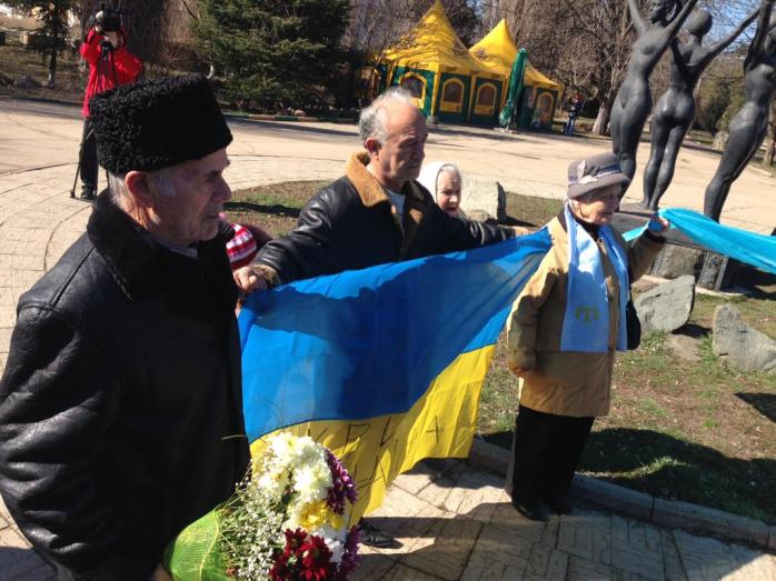 Відзначити день народження Шевченка у Сімферополі вийшли близько 30 людей (ФОТО)