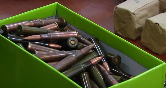 У айдаровца нашли дома арсенал оружия и боеприпасов