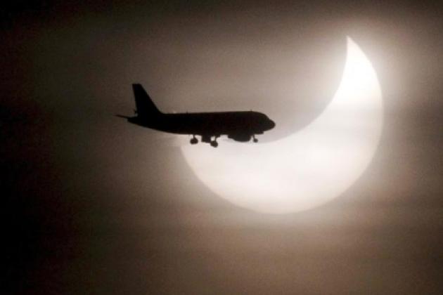 В Европе несколько самолетов отклонились от маршрутов, чтобы показать пассажирам затмение