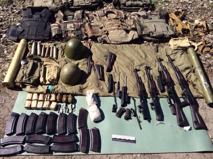 В Артемовске задержаны трое псевдоволонтеров с арсеналом оружия (ФОТО)