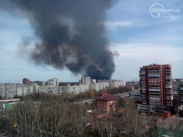 Пожар в Мариуполе: над городом густой черный дым (ФОТО)