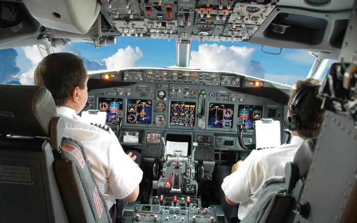 Нові правила польотів: у кабіні пілотів має перебувати мінімум двоє людей