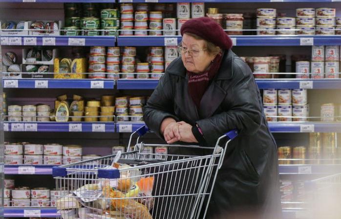 Росіяни почали економити на їжі та одязі — опитування