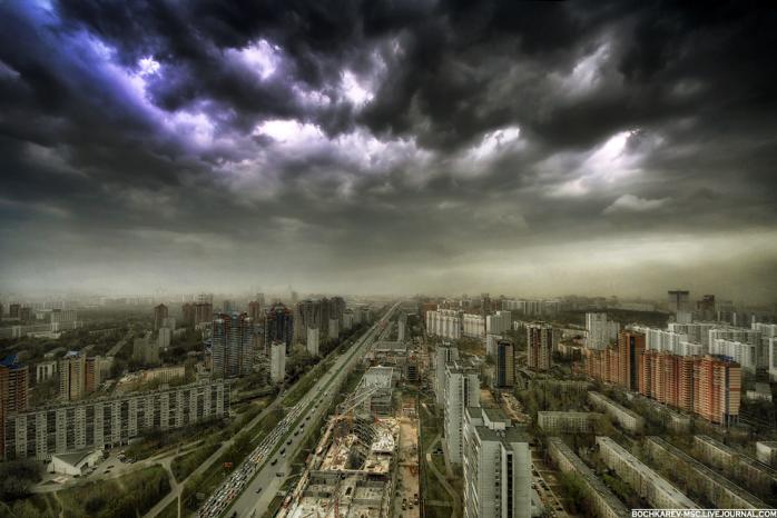 В Москве бушует ураган, есть раненые (ВИДЕО)