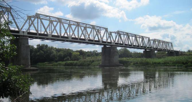 У Луганській області на зруйнованому мосту підірвався місцевий житель