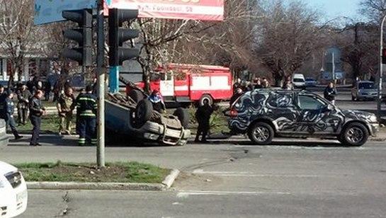 В Мариуполе перевернулся автомобиль с военными, есть пострадавший