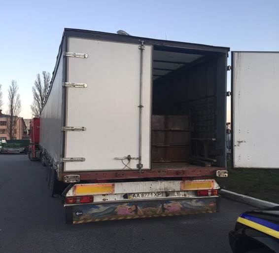 Во время осмотра грузовика было обнаружено 20 тыс. л фальсификата. Фото пресс-службы Дарницкого отделения милиции Киева