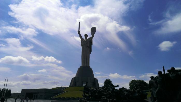 Київська влада обіцяє залишити Батьківщину-мати, а вулиці перейменувати на честь героїв АТО