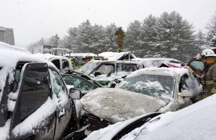У США через снігову бурю зіткнулося 70 автомобілів