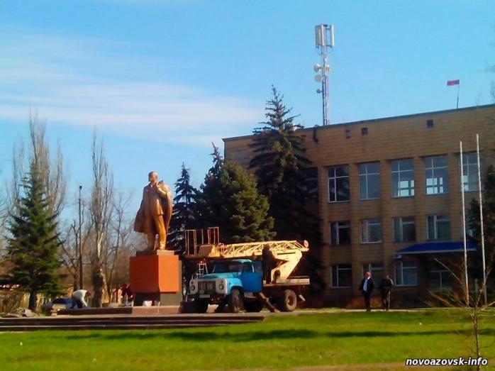 В Новоазовске накануне открытия повредили восстановленный памятник Ленину