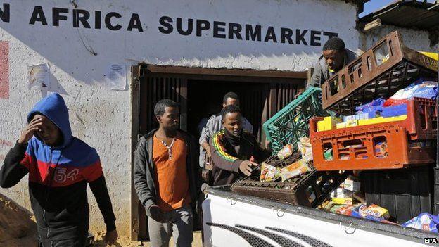 В Южной Африке ксенофобские погромы магазинов иностранцев вывели на улицы тысячи человек (ФОТО)