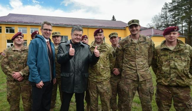 Новітня військова техніка США прибула в Україну — Порошенко