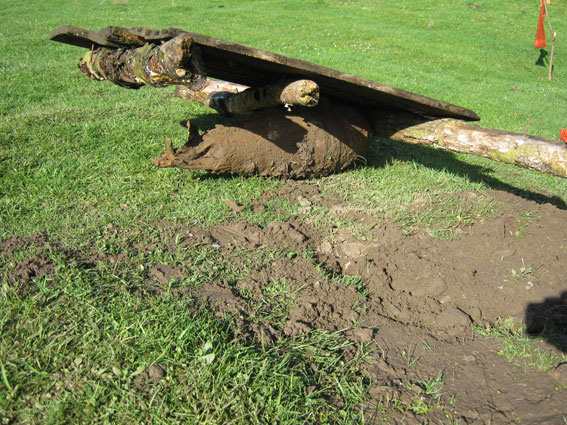 Авиабомбу нашли в 15–20 метрах от железнодорожного полотна. Фото пресс-службы УМВД на Львовской железной дороге