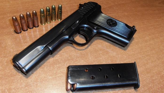 У Києві затримали місцевого жителя, який торгував зброєю біля метро (ВІДЕО)
