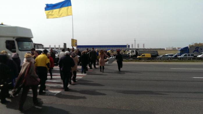 Жители Киевщины заблокировали Кольцевую дорогу, требуя устранить коррупцию в прокуратуре и милиции (ФОТО)