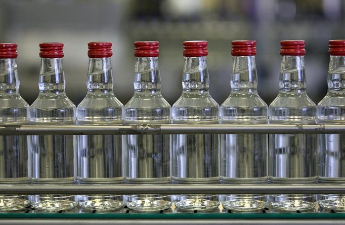 В Киеве изъяли более 50 тясяч бутылок суррогатного алкоголя (ФОТО)