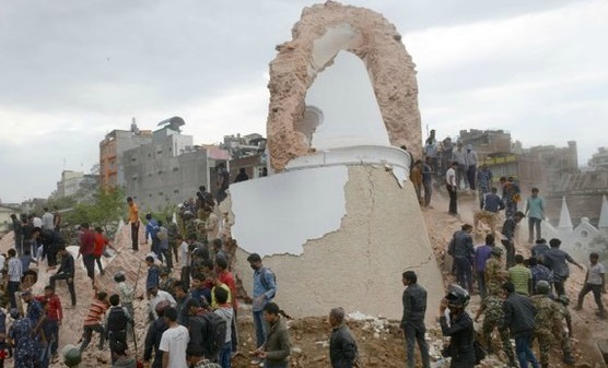 Тела извлекают из-под обломков рухнувших зданий в Катманду. Фото ВВС