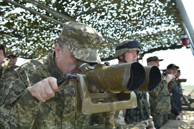 Порошенко принял участие в учениях десантников (ФОТО)