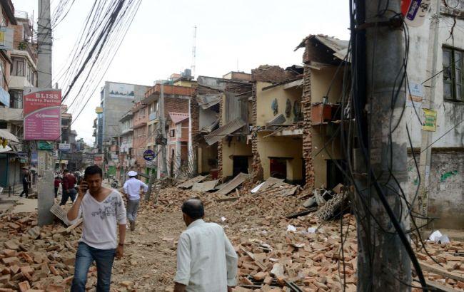 Количество жертв землетрясения в Непале превысило 2,4 тыс. человек