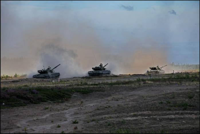 Напроти позицій ЗСУ в Троїцькому вишикувався танковий взвод бойовиків