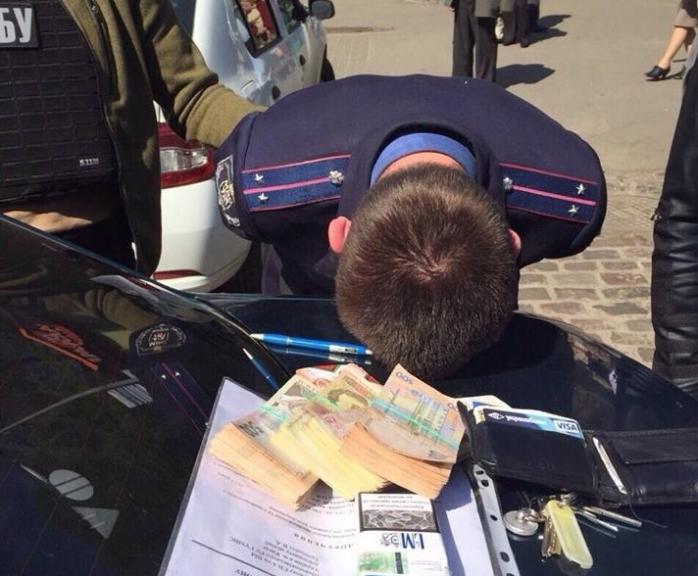 СБУ затримала двох слідчих одного з райвідділків МВС у Києві