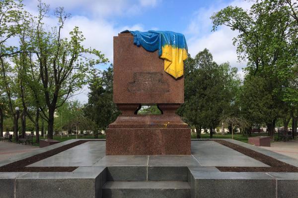 «Вечный огонь» в Харькове разрисовали в сине-желтый цвет